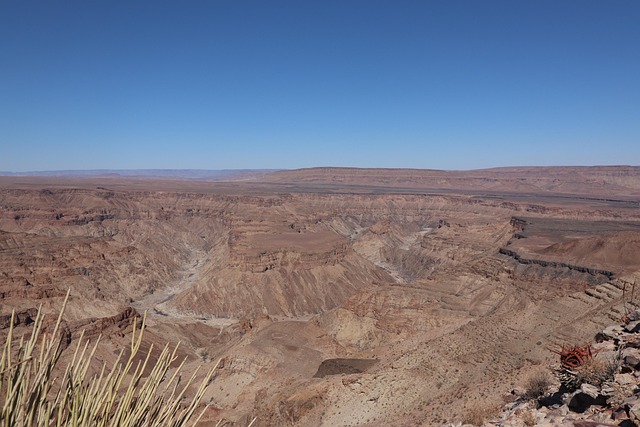 le paysage désertique du Fish River Canyon en Namibie