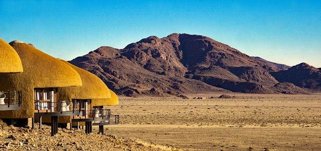 vue sur des lodges dans le désert du Namib en Namibie