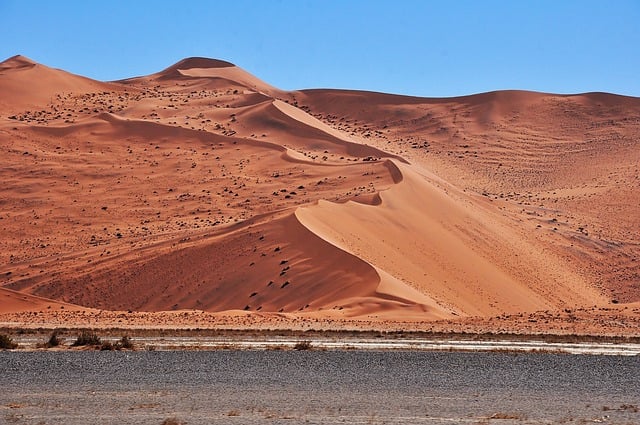 le désert en namibie lors d'un autotour