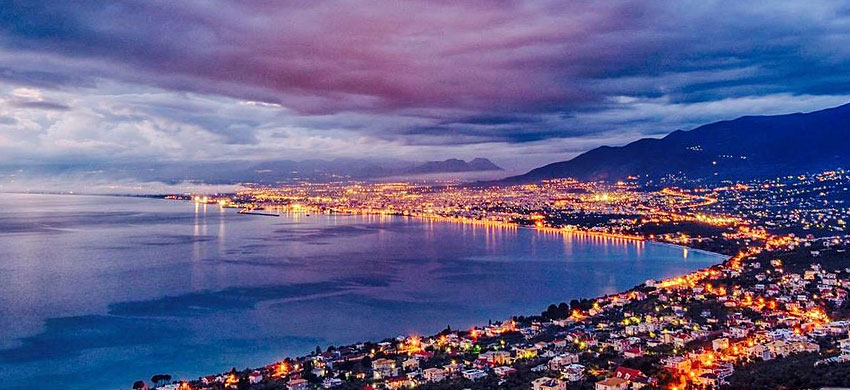 Kalamata vue de nuit dans le Péloponnèse