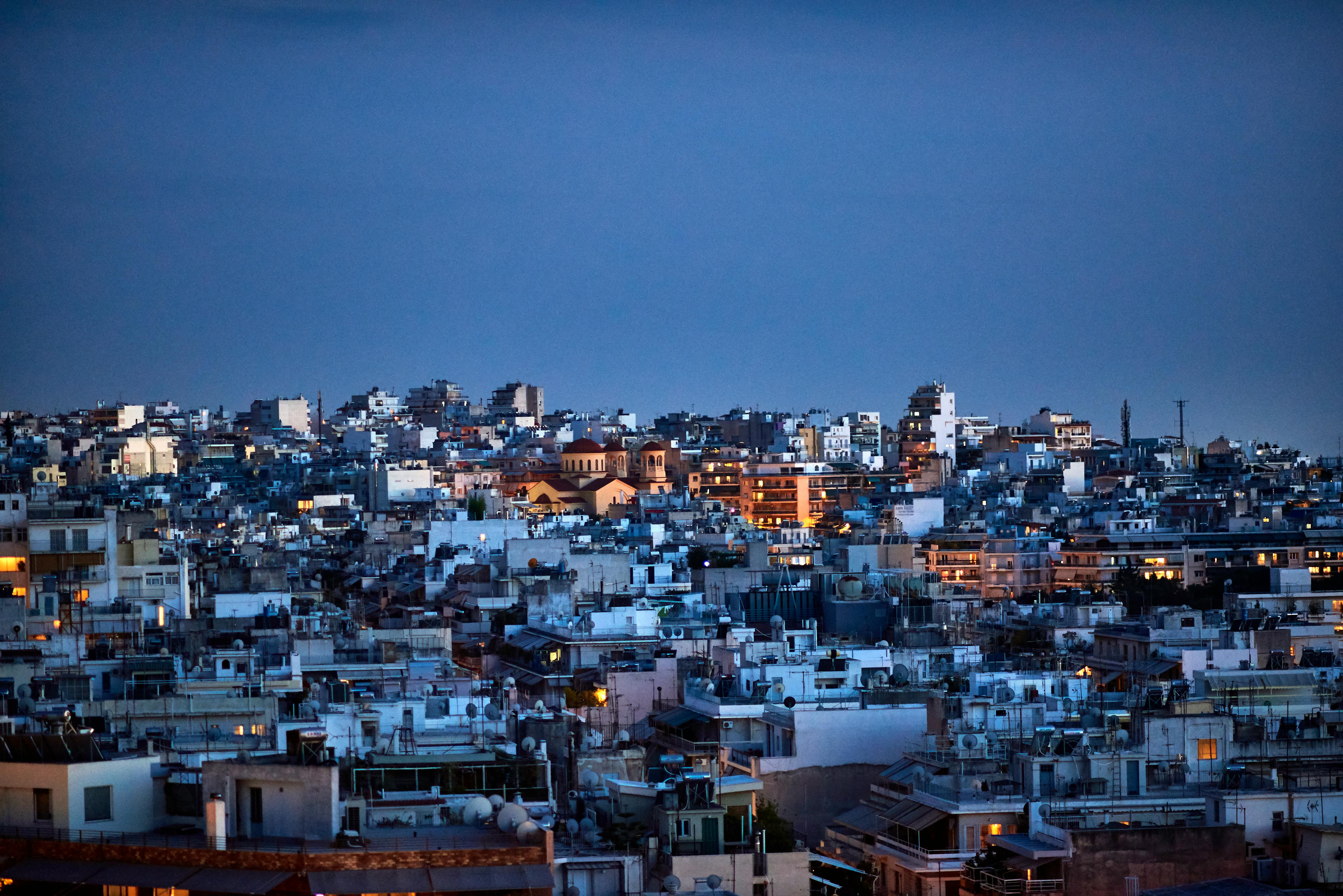 La ville d'Athènes de nuit 