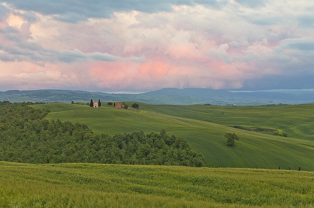 Vue sur les paysages de la Toscane aux coucher du soleil