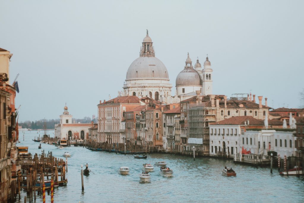 Vue sur le Duomo de Venise depuis ses canaux