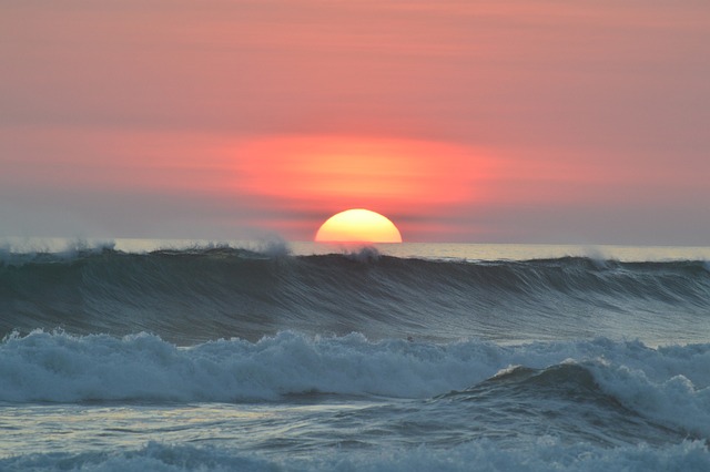 Un coucher de soleil sur une plage au Costa Rica