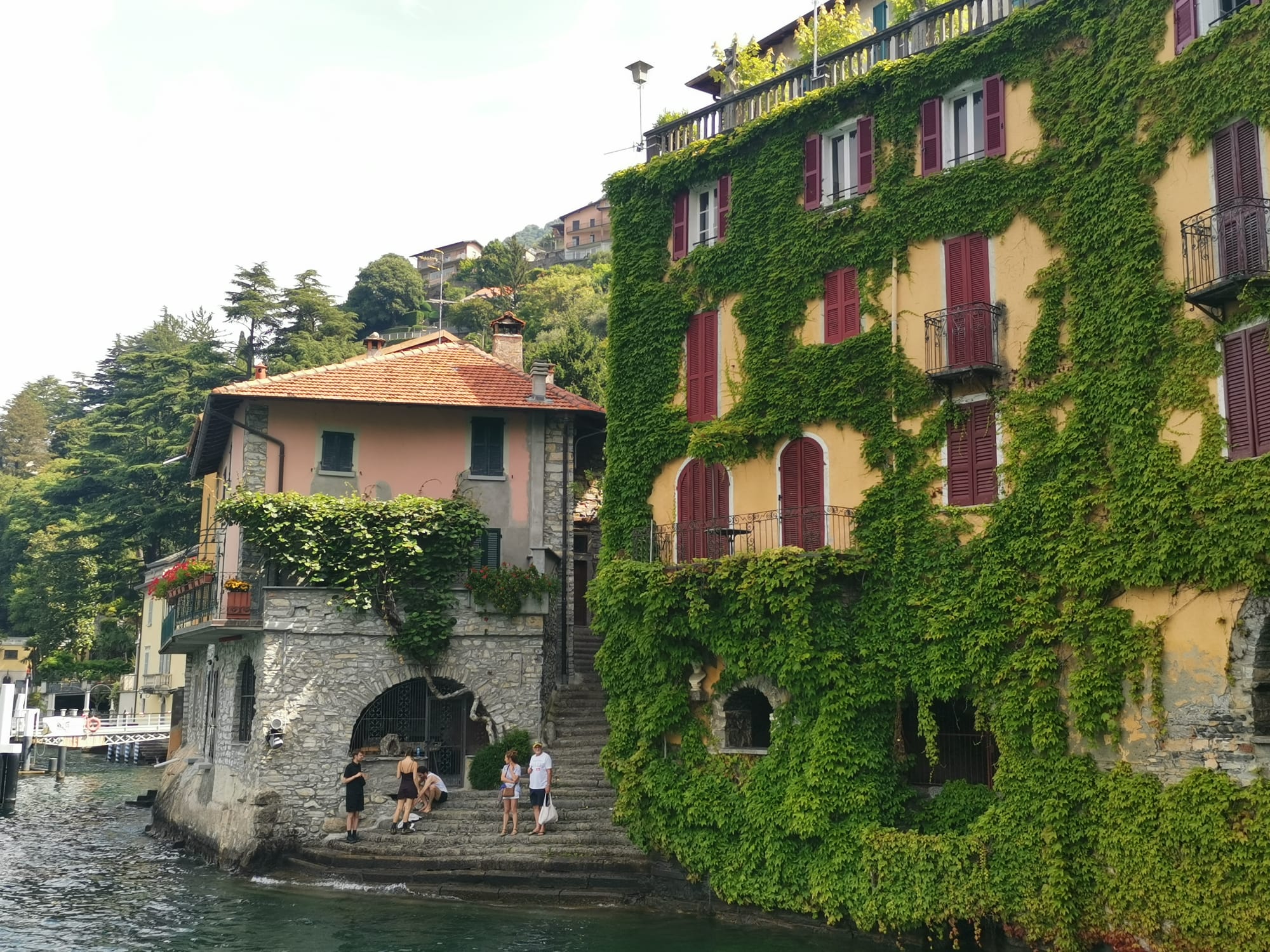 village autour du lac de côme