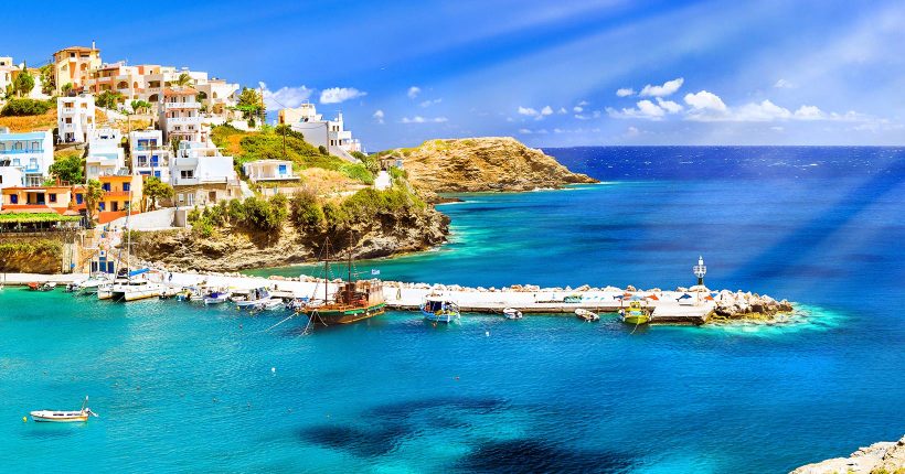 village au bord de la mer en crète