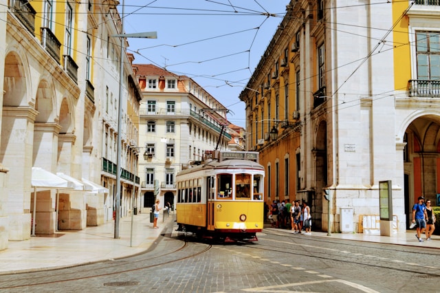 tram jaune à lisbonne