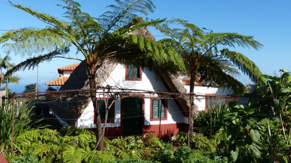 Une maison triangulaire typique de Madère au Portugal