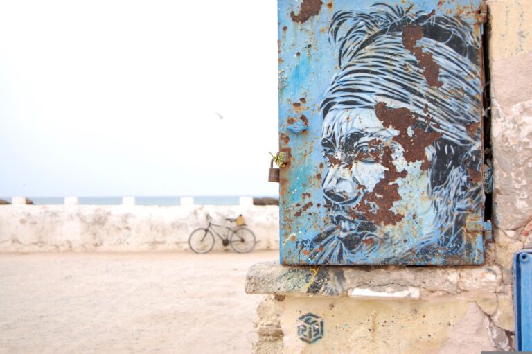 Art urbain marocain au bord de la mer