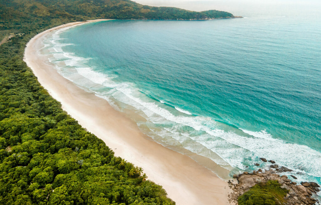 La plage de Lopes Mendes à Ilha Grande dans l'Etat de Rio