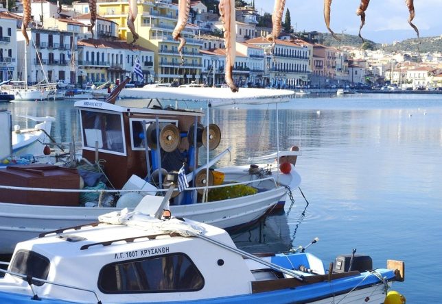 le petit port de gythio dans le pelopponese en grece