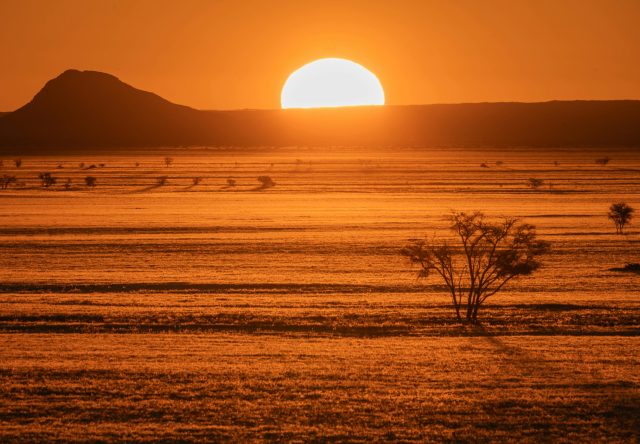 Un coucher de soleil sur le désert de Namibie