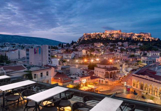 Un restaurant possédant un rooftop et une vue sur l'Acropole à Athènes